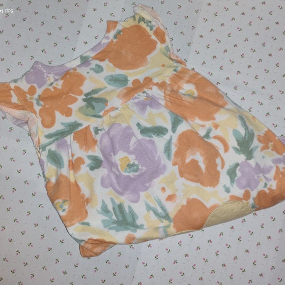 CARTER's: Baby Girl's BUTT HEART APPLIQUE Romper / Onesie - Picture 5 of 6